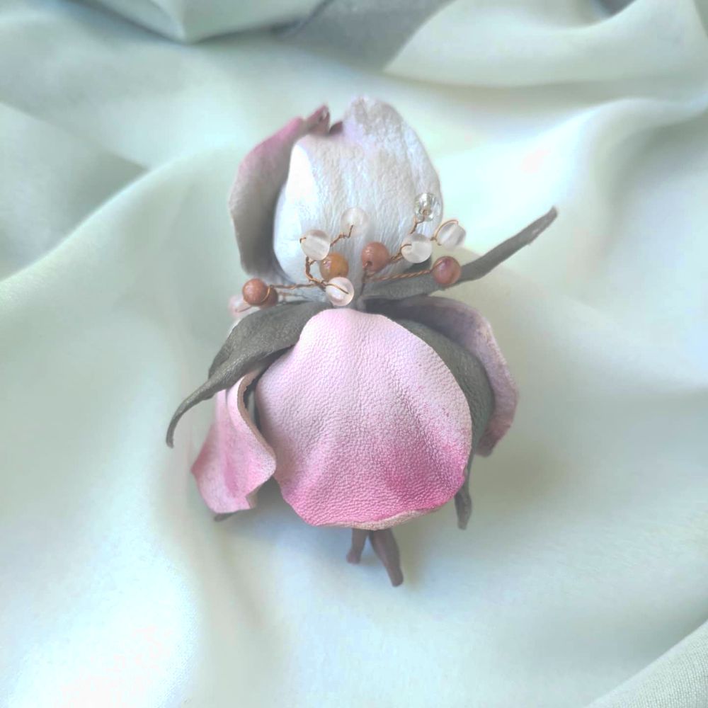 Крупная брошь цветок из кожи ручной работы IRMIS купить в интернет-магазине Wildberries